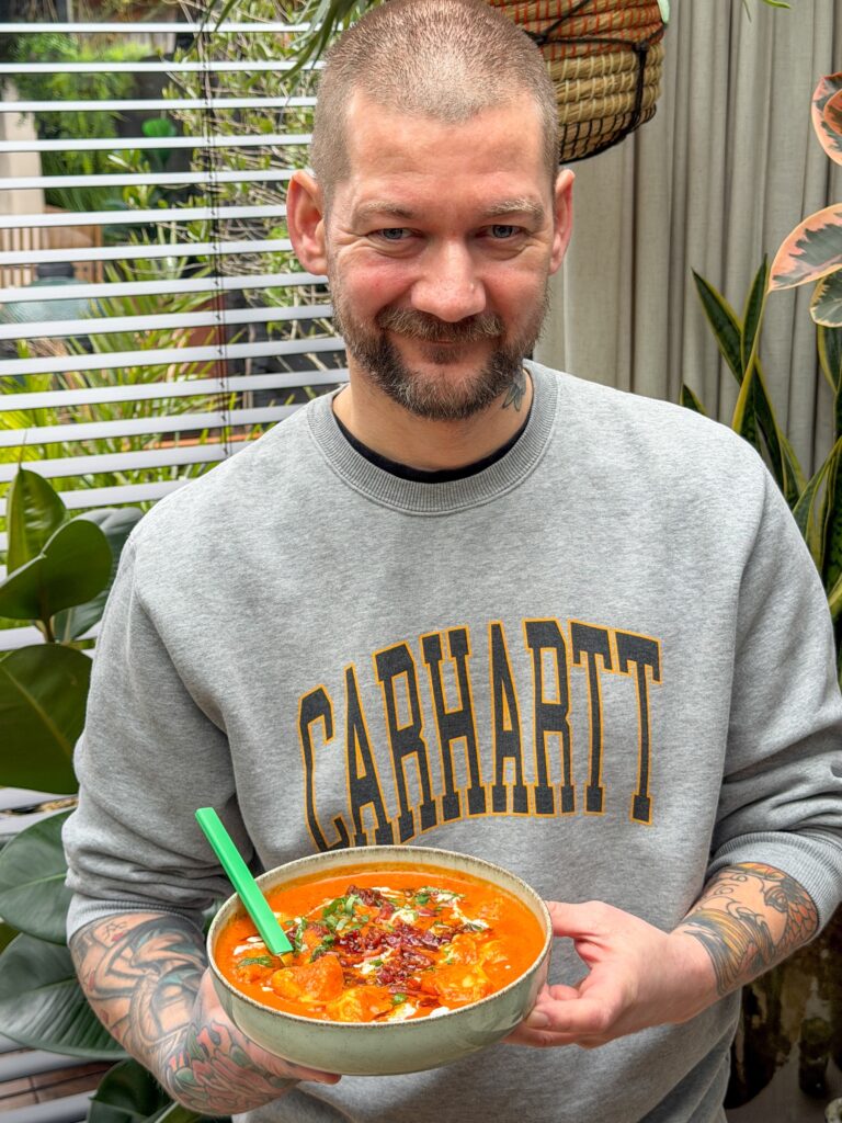 Jan Willem met kom zelfgemaakte tortellini soep