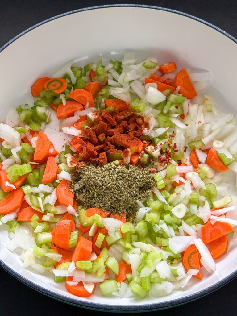 Wortel, ui, bleekselderij, knoflook en specerijen bakken