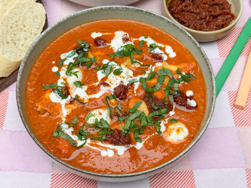 Romige tomatensoep met pasta en pesto arrabbiata