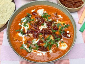 Tortellini soep met tomaat, mozzarella, krokante spekjes en basilicum