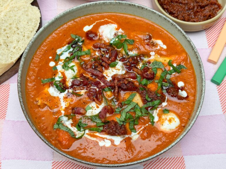 Tortellini soep met tomaat, mozzarella, krokante spekjes en basilicum