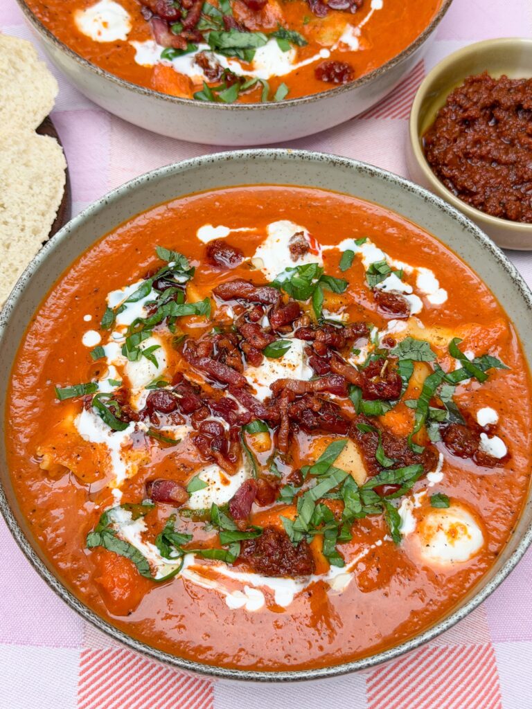 Tortellini tomatensoep met krokante spekjes