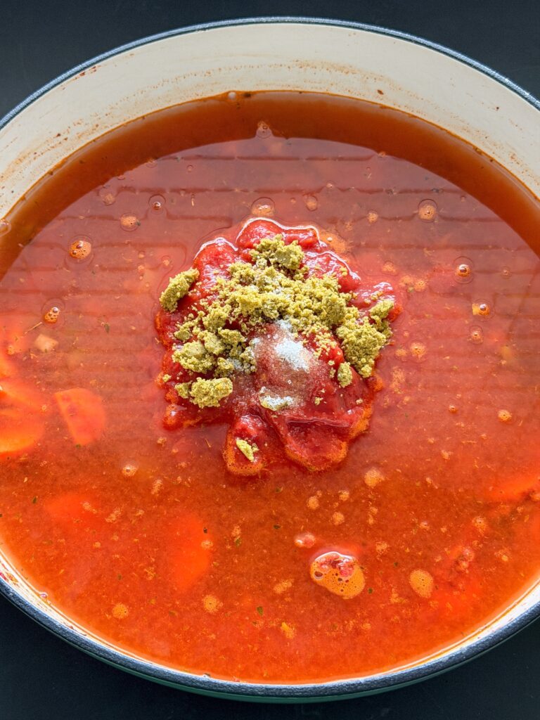 Tomatenbouillon maken voor tortellini soep met tomaat en bouillonblokje