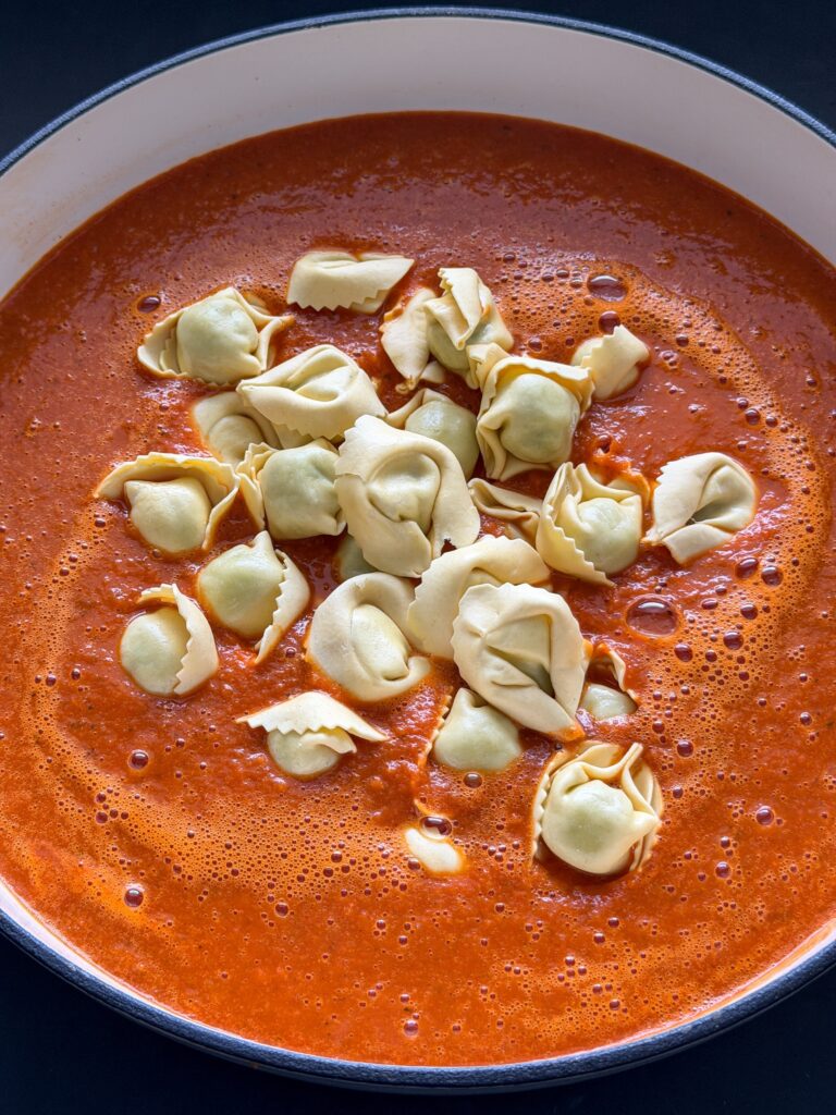 Verse tortellini toevoegen aan de tomatensoep