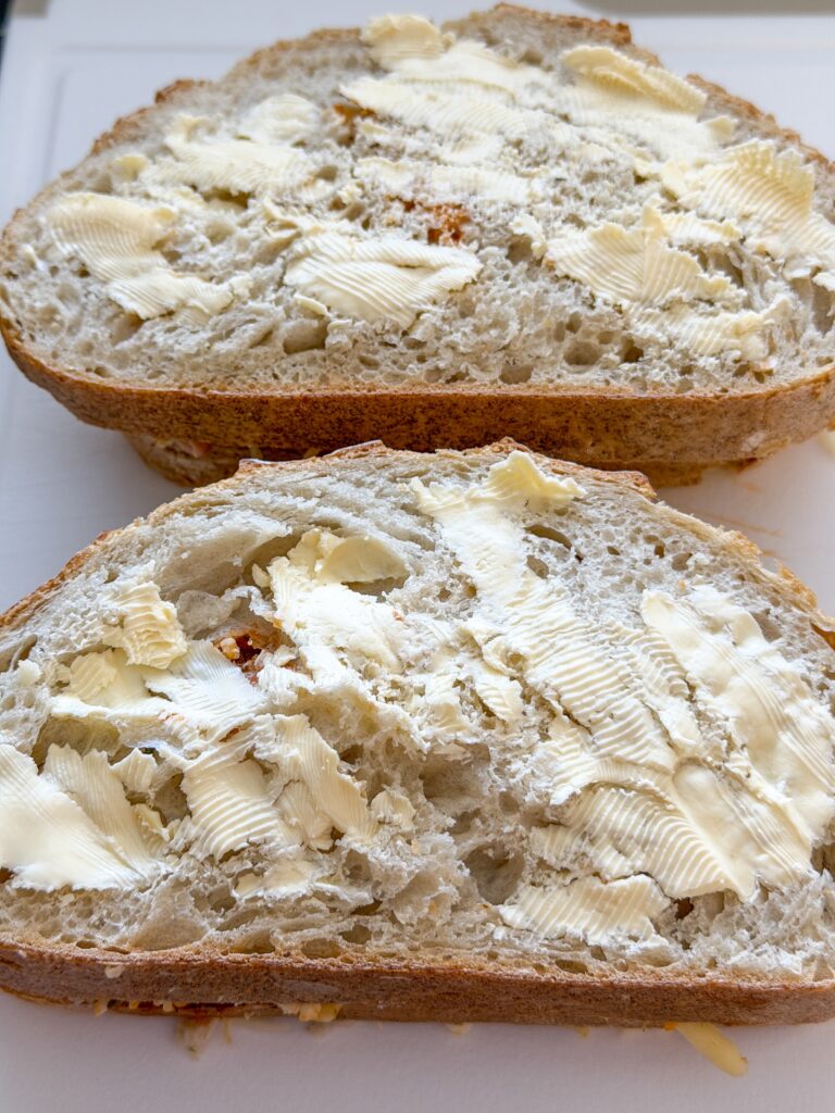 Brood insmeren met roomboter