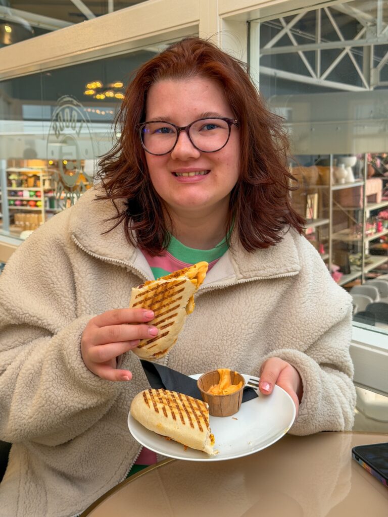Tosti met gesmolten kaas en saus tijdens lunch