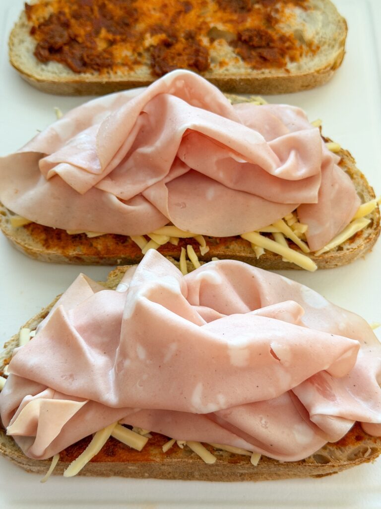 Brood beleggen met kaas en mortadella