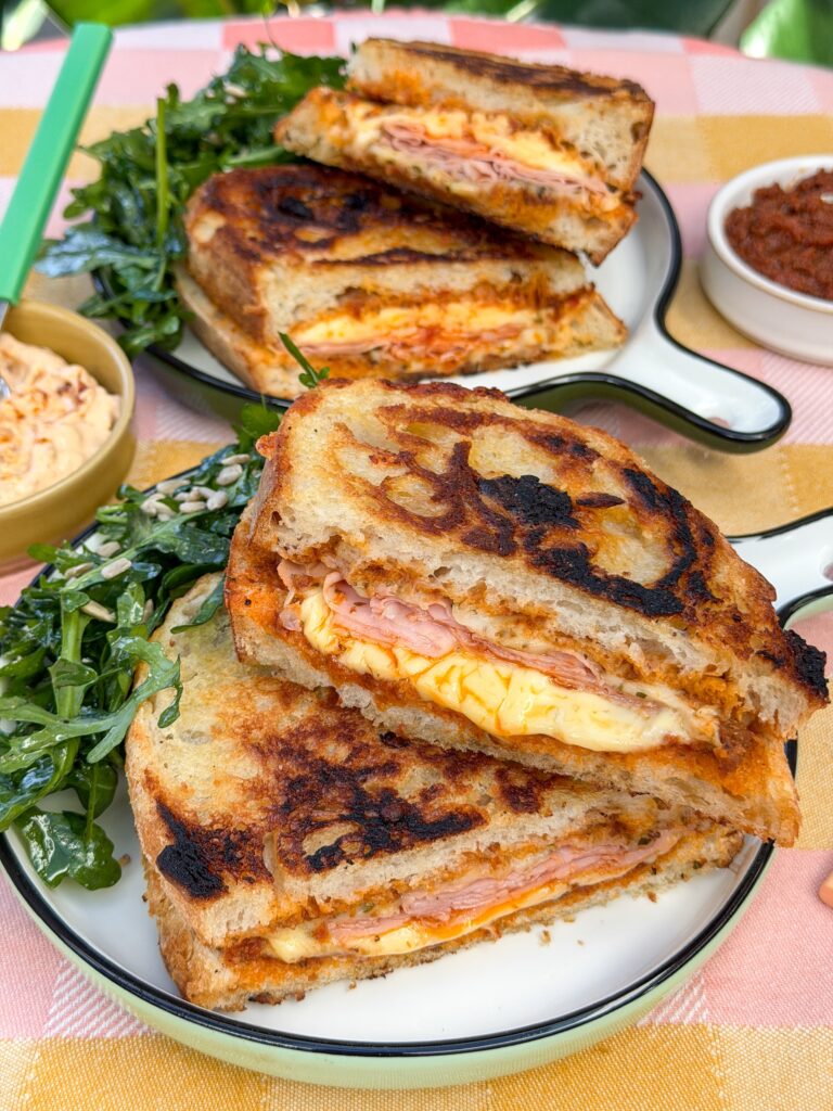 Tosti met gesmolten kaas en mortadella