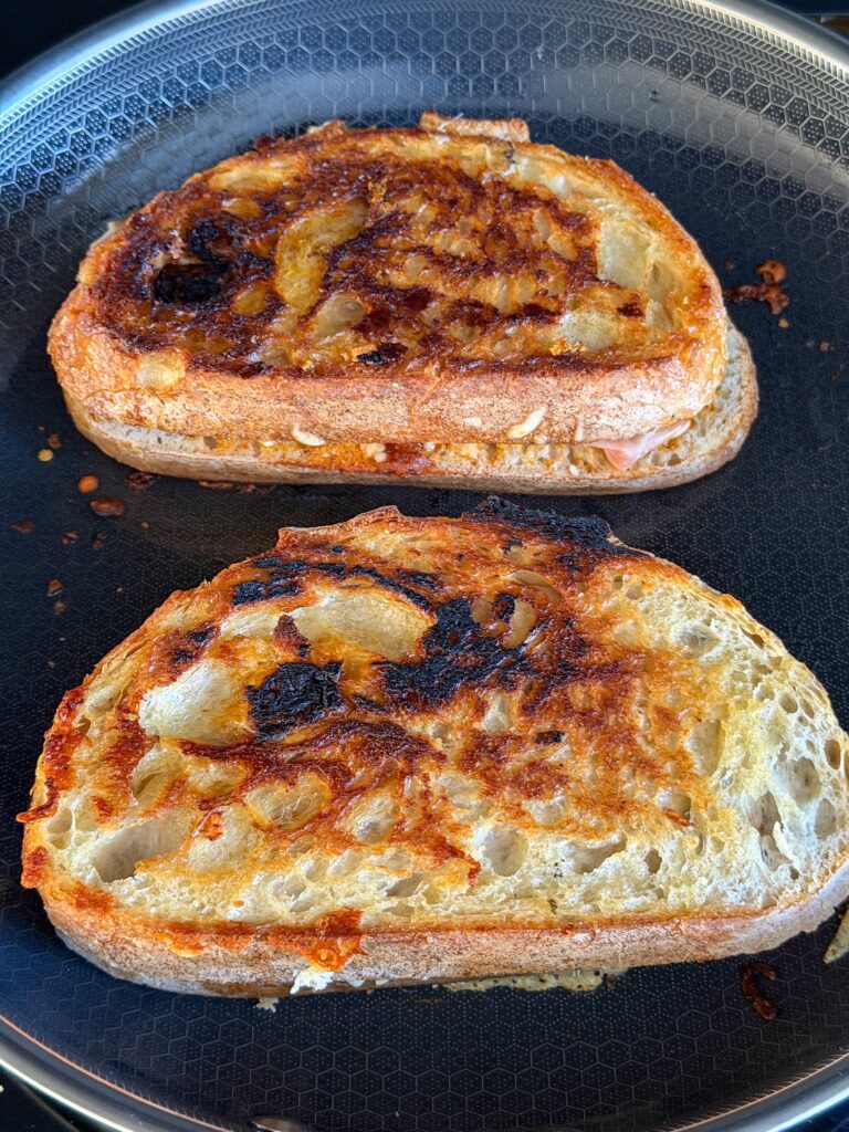 Tosti goudbruin bakken in pan
