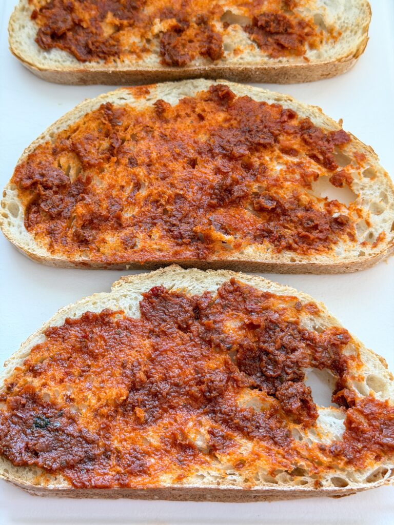Brood besmeren met pesto arrabbiata