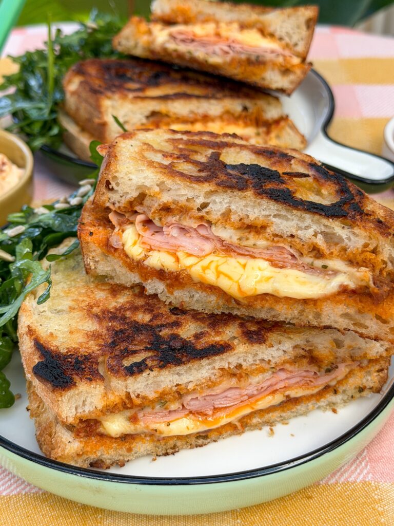 Close up van tosti met pesto en mortadella