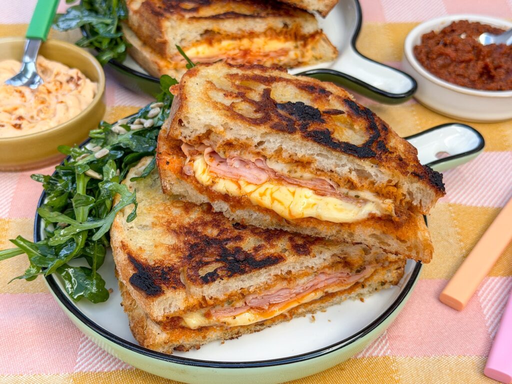 Tosti met pesto arrabbiata en mortadella