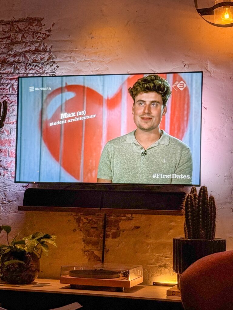 Avondje tv kijken met het programma First Dates in de woonkamer