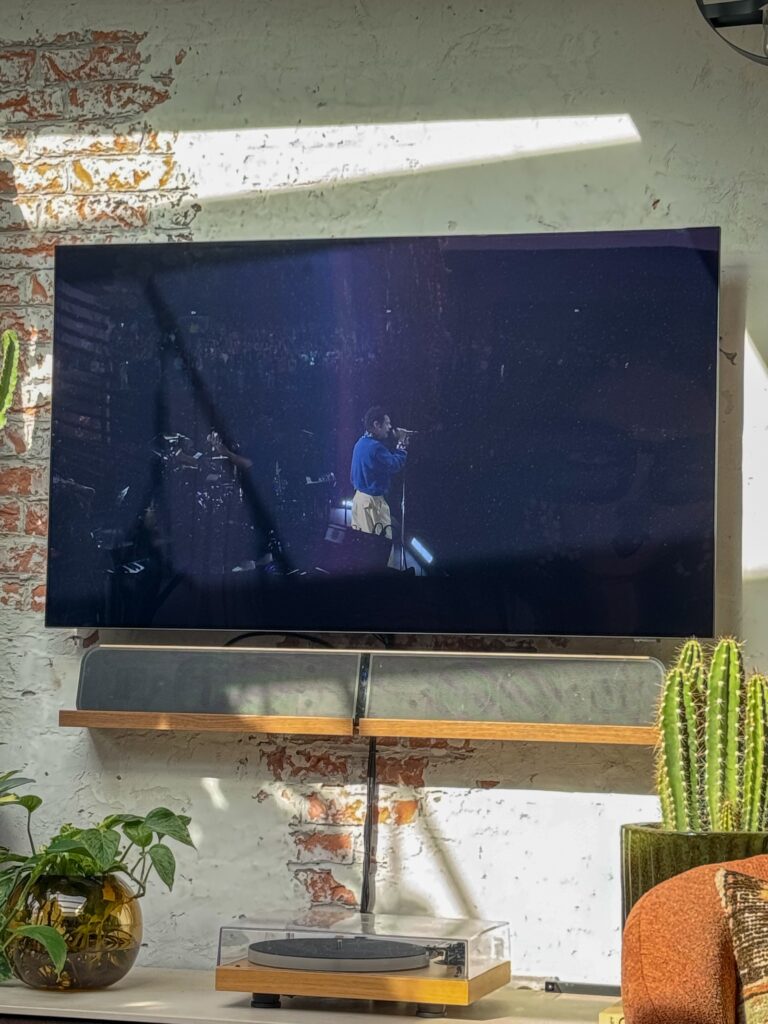 Muziekoptreden op tv tijdens een relaxte avond thuis