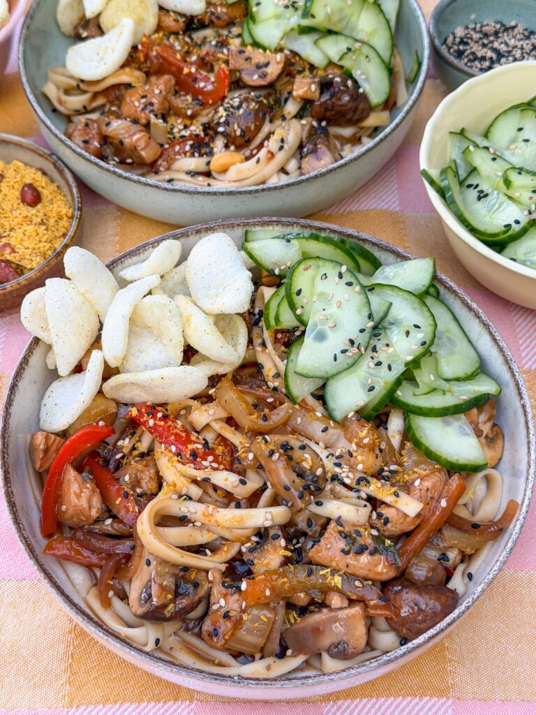 udon noedels met kip in zoet pittige saus