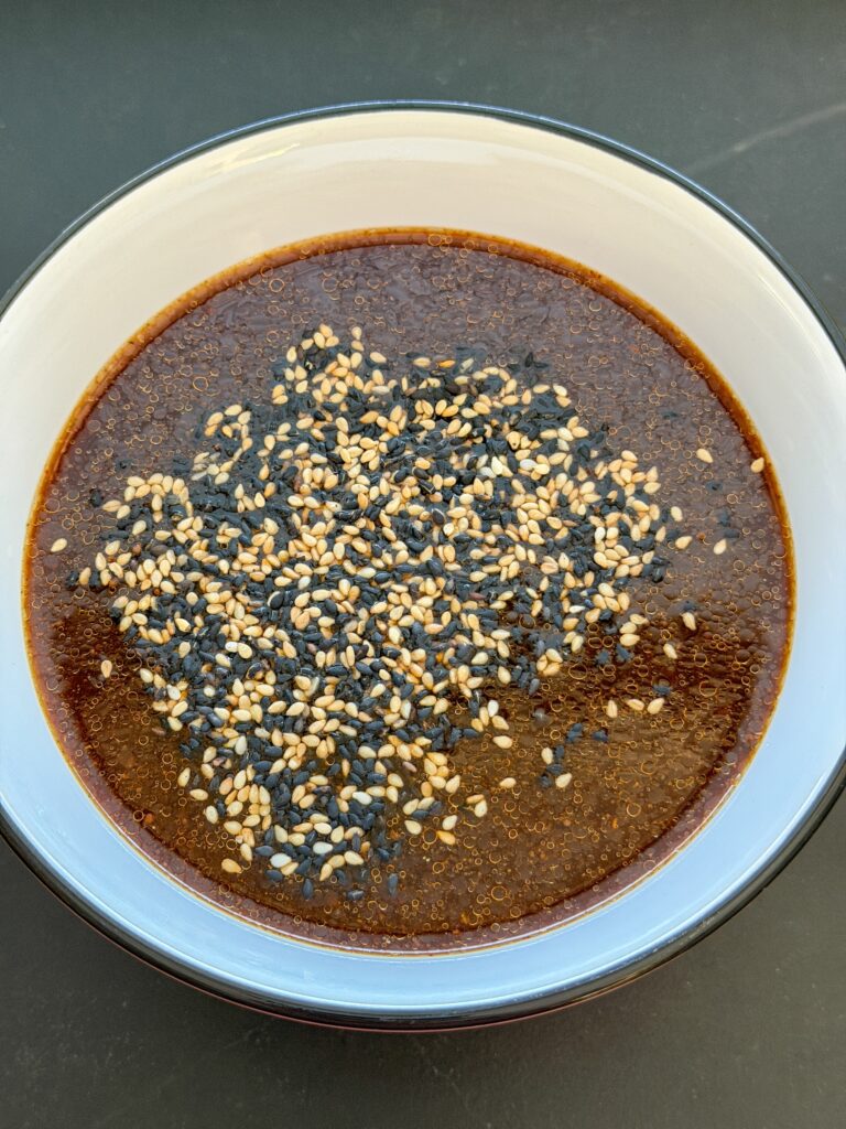 zoet pittige saus met sesamzaad maken