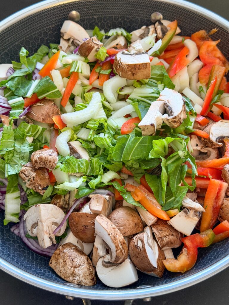 groenten toevoegen in de pan