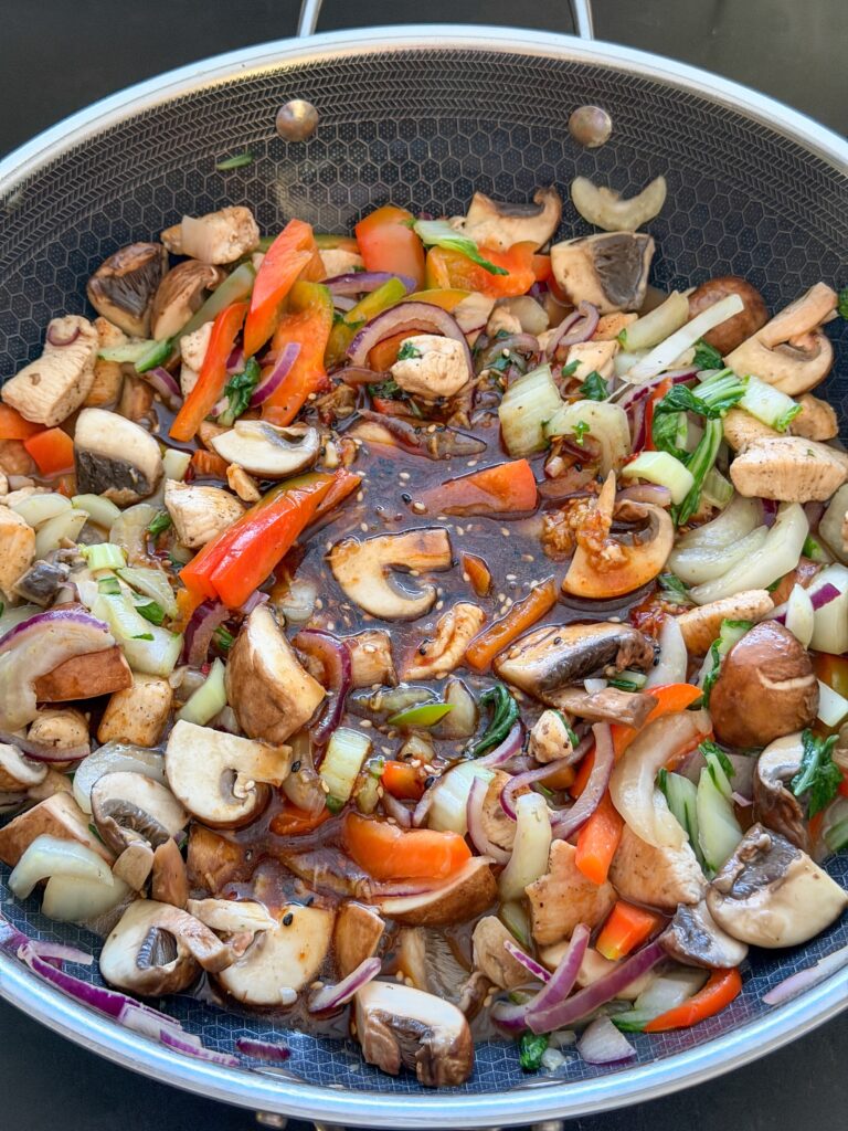 zoet pittige saus toevoegen aan kip en groenten