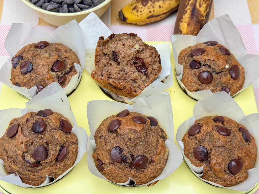Volkorenmeel muffins met banaan en chocolade
