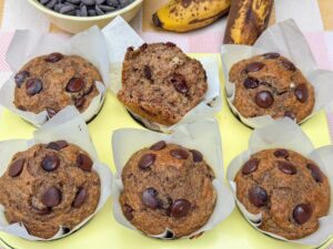 Luchtige volkoren bananen muffins met chocolade en smeuïge binnenkant.