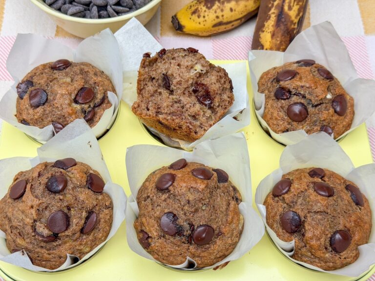 Luchtige volkoren bananen muffins met chocolade en smeuïge binnenkant.