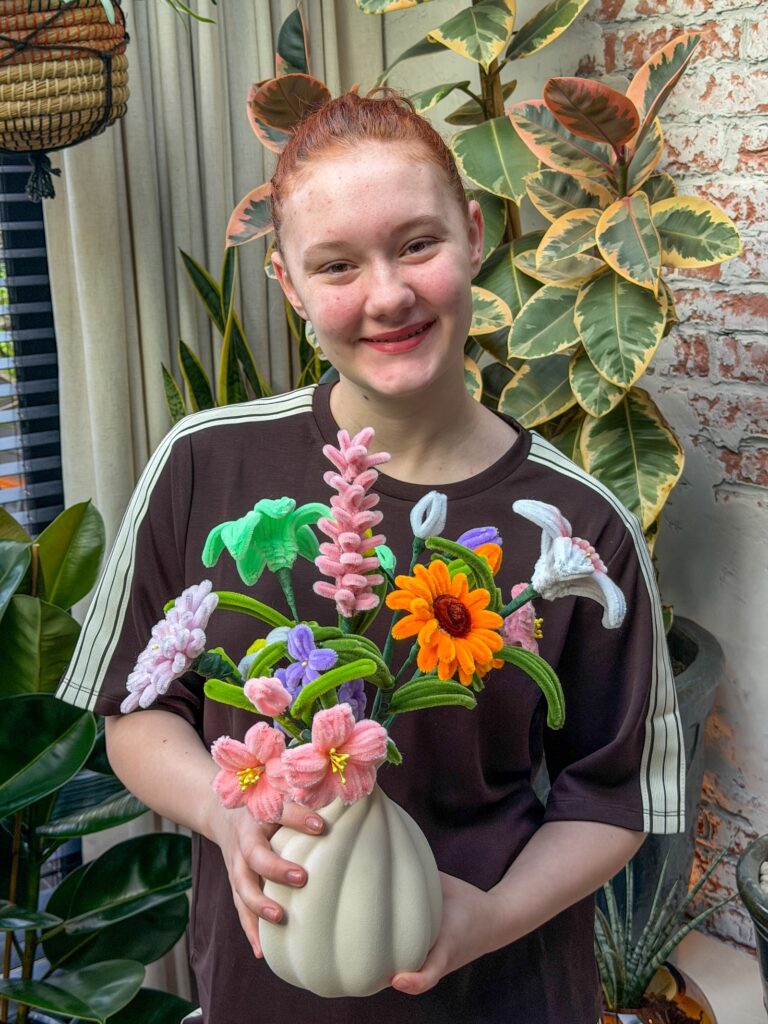 Zelfgemaakte bloemen van pijpenragers in een vaas