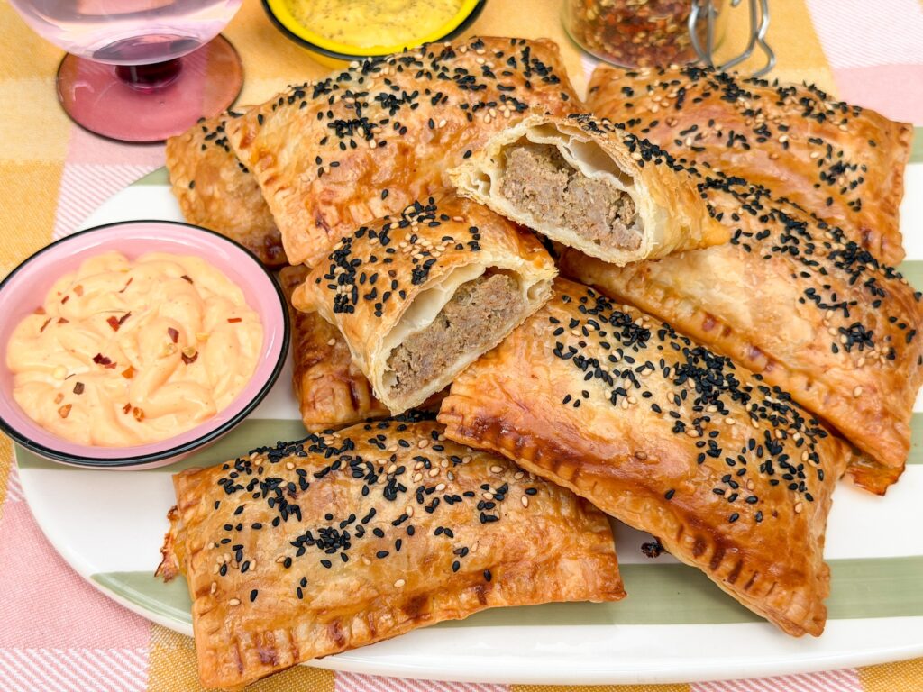 Bladerdeeg gevuld met gehakt