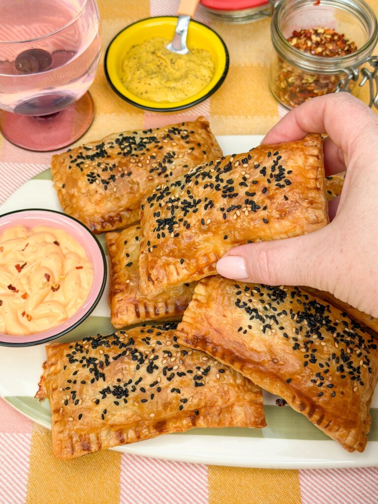 zelf saucijzenbroodjes maken met bladerdeeg en gehaktvulling