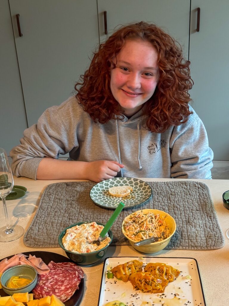 Amaranthe aan de eettafel met een borrelplank