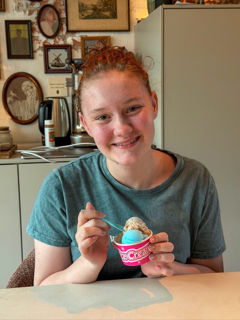 Amaranthe eet een ijsje