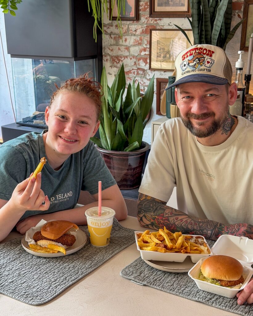 Amaranthe en Jan Willem eten patat van de snackbar