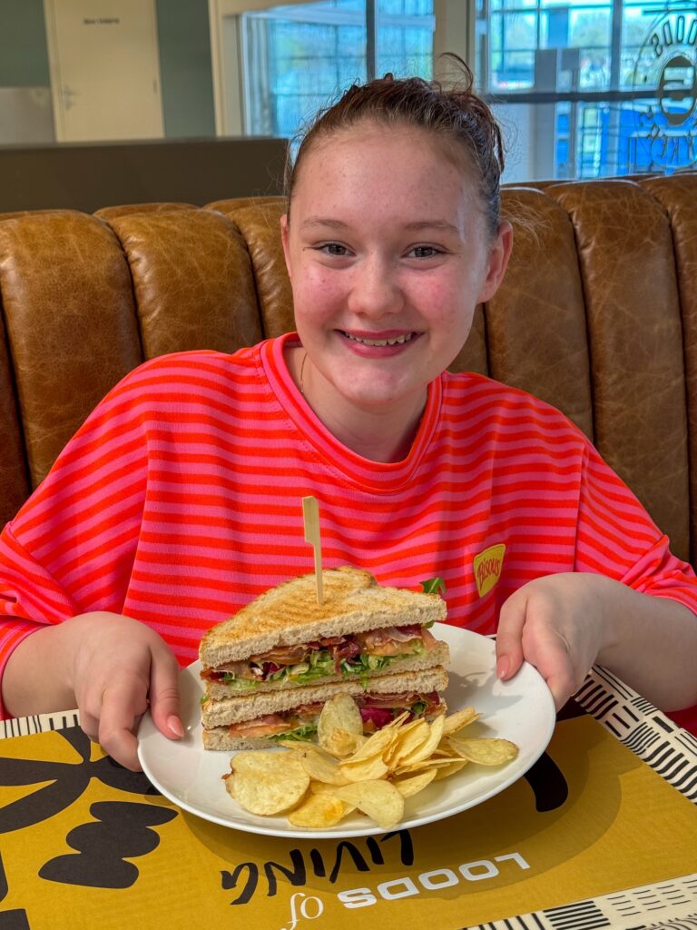 Amaranthe met haar lunch in Loods 5