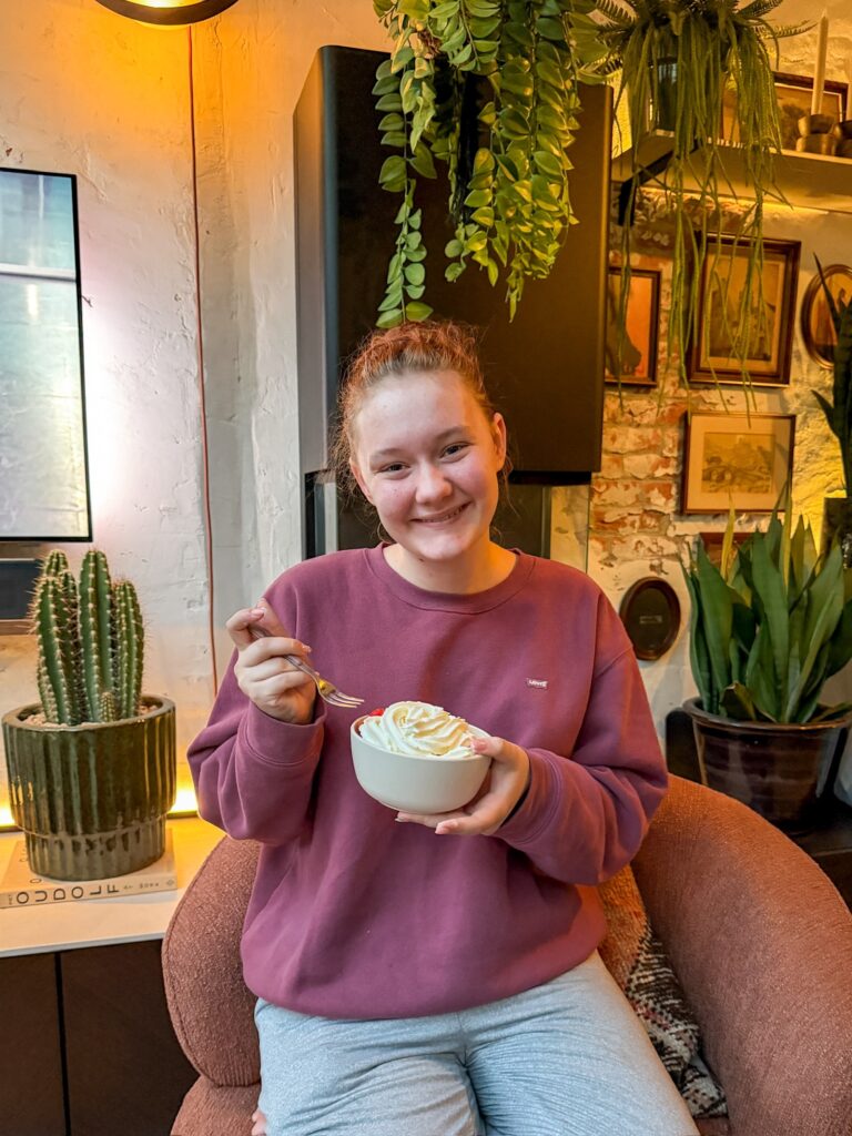 amaranthe met een bakje aardbeien en slagroom