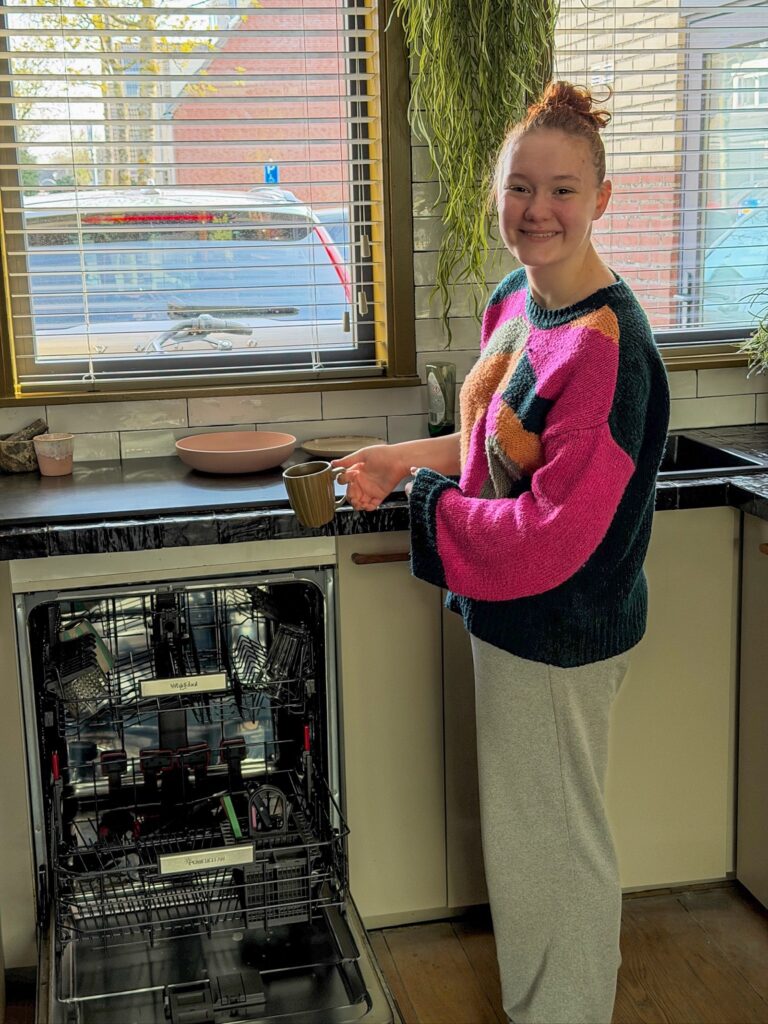 Amaranthe ruimt de vaatwasser in