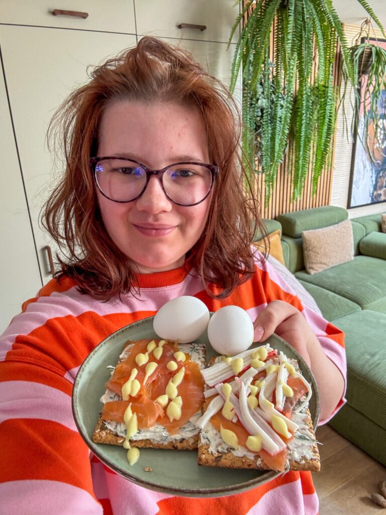 Beaudine met 2 crackers en ei als lunch