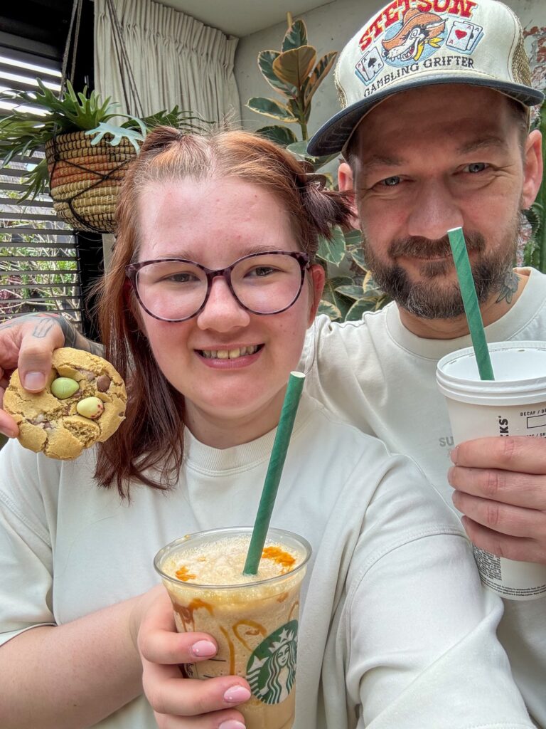 Beaudine met Jan Willem houden koffie en een koek vast