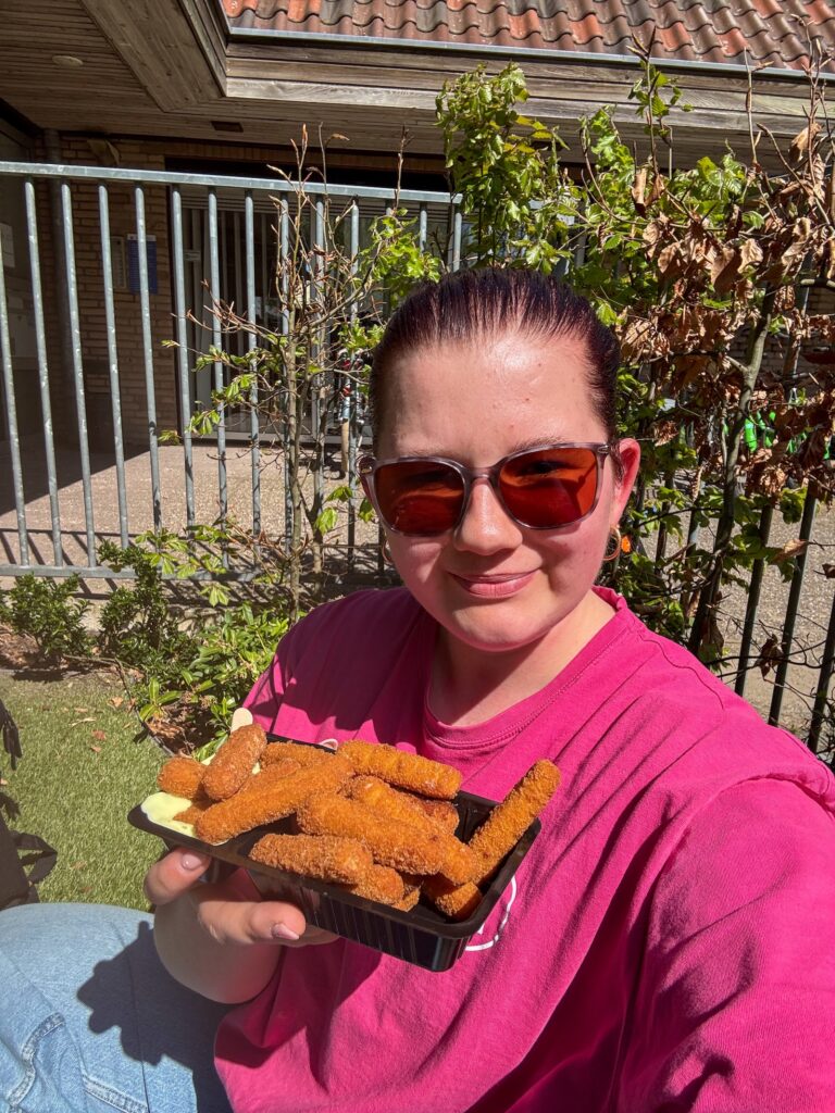 beaudine in het zonnetje met visfriet