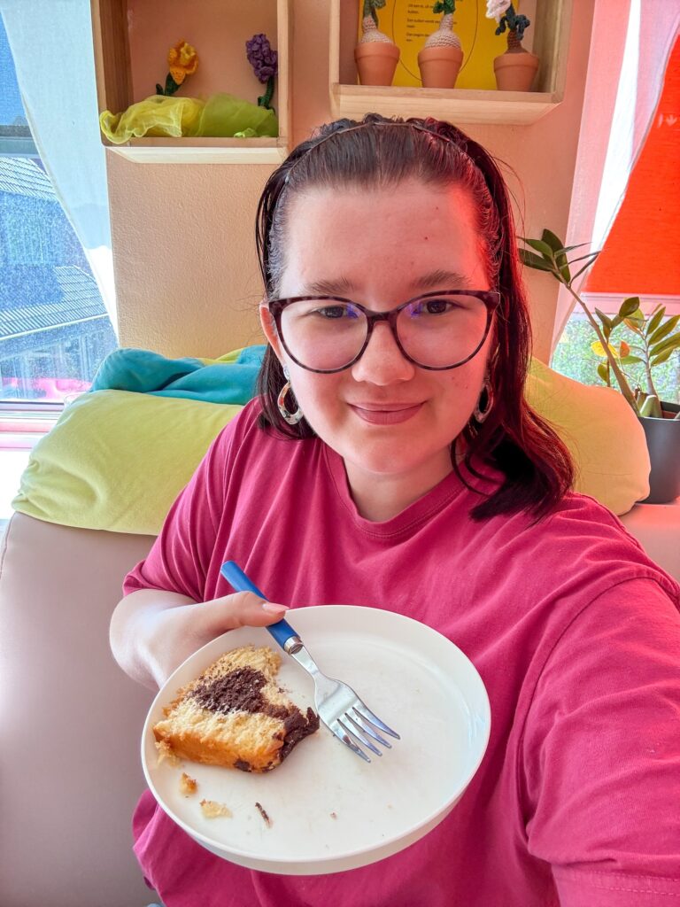 beaudine met een bordje cake op werk