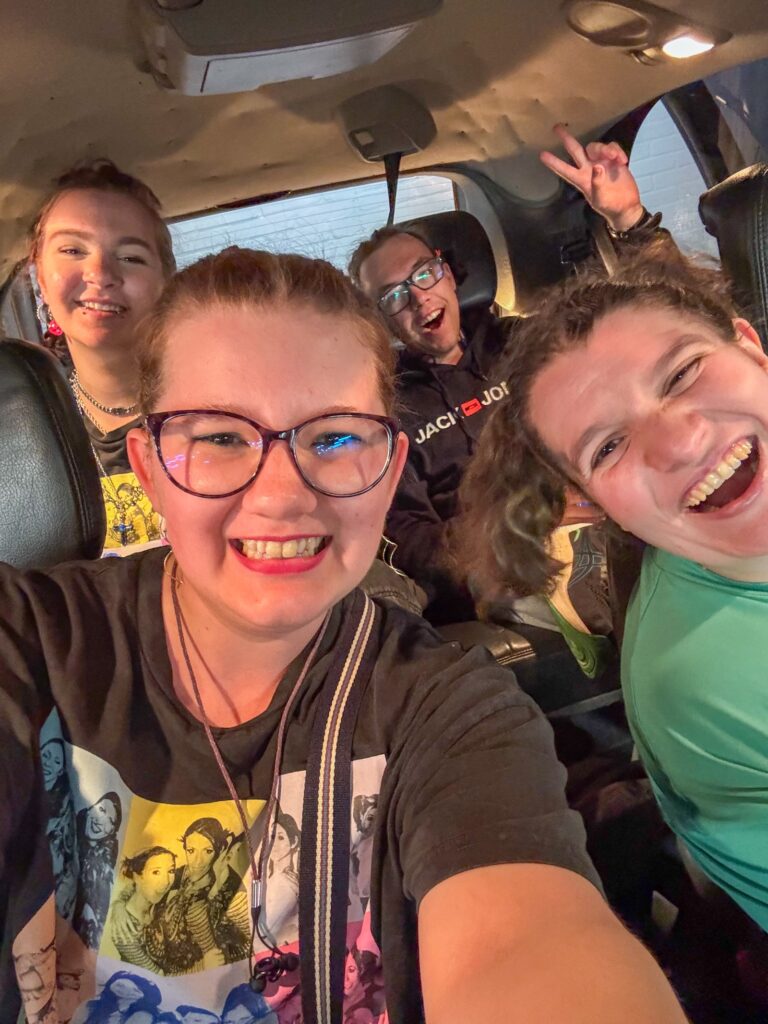 Beaudine met collega's in de auto