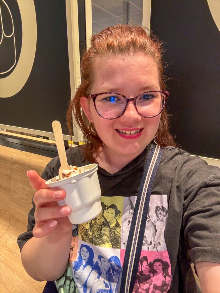 Beaudine eet een ijsje bij de mc donalds