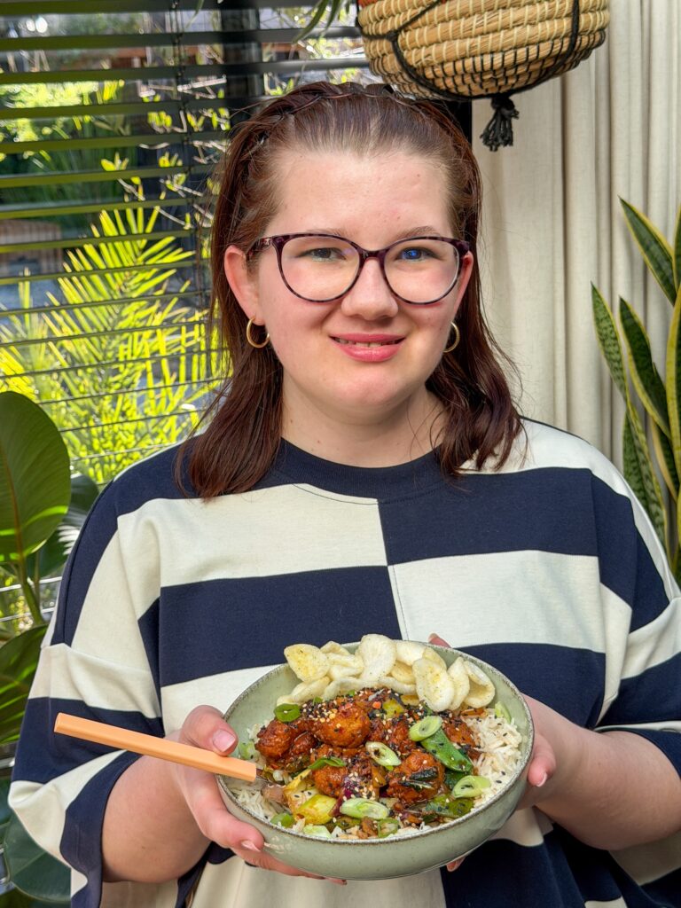 Beaudine met zelfgemaakt krokante kip teriyaki met rijst en kroepoek