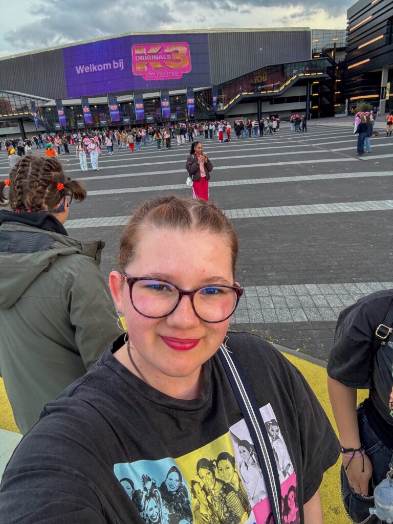 Beaudine staat voor Ahoy en maakt een selfie