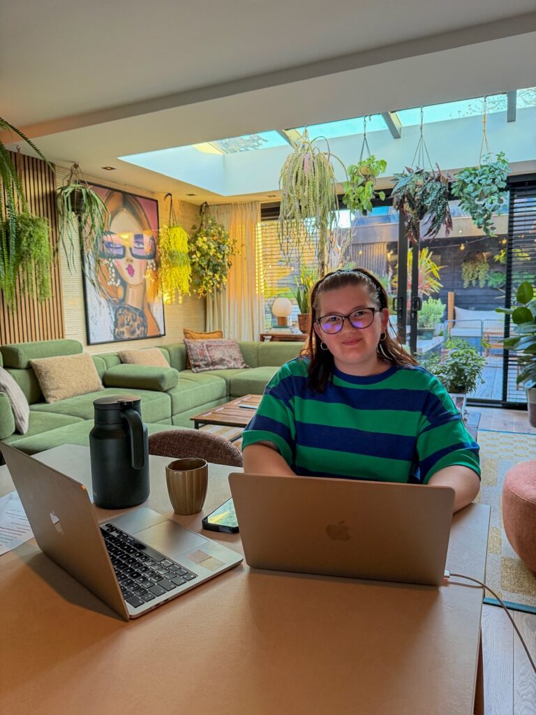 Beaudine werkt achter haar laptop aan de keukentafel