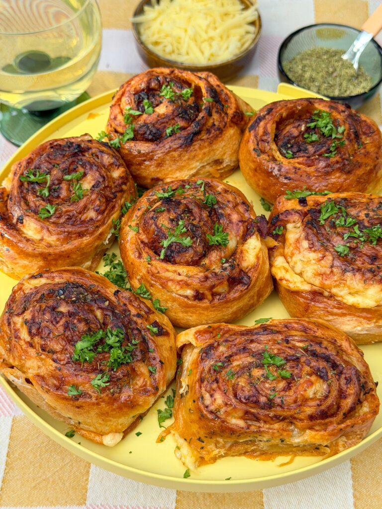 Smeuïge croissantrolletjes met pesto en kaas op schaal