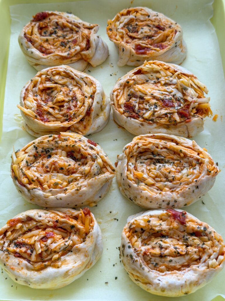 Croissantdeeg in 8 stukken gesneden en in ovenschaal gelegd