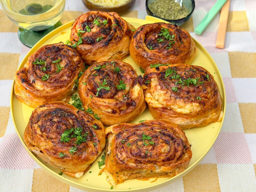 Croissant rolletjes met pesto en kaas