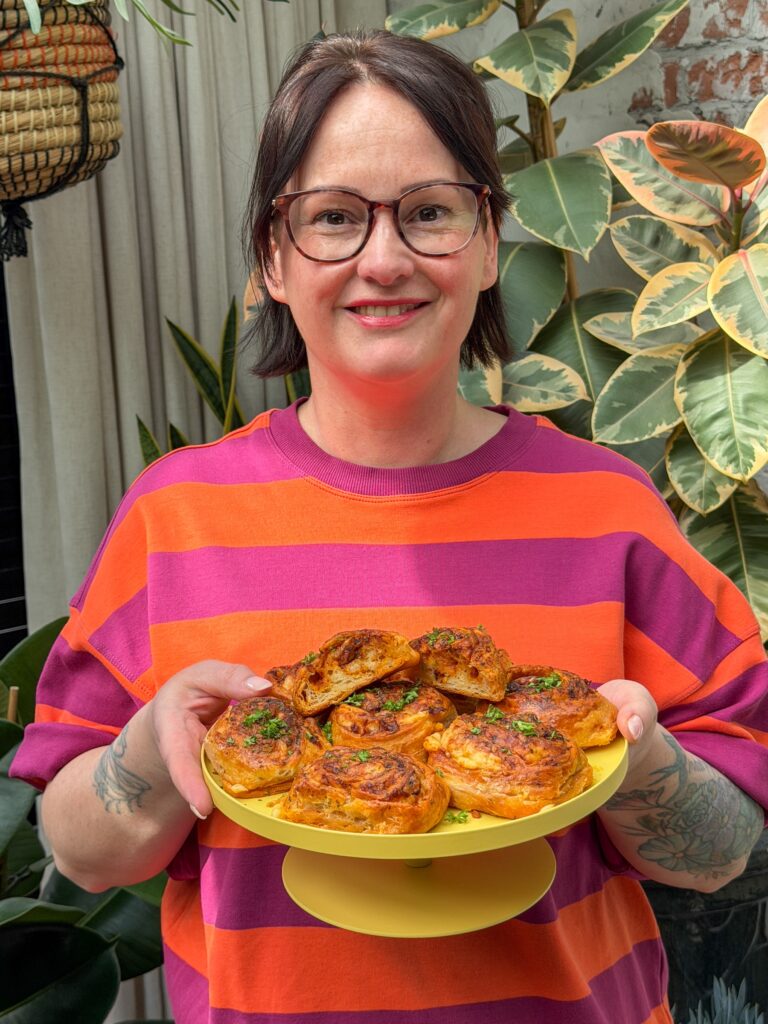 Marie Louise serveert croissant rolletjes met pesto en kaas
