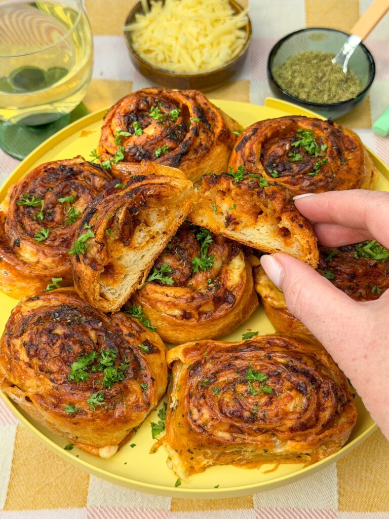 Open gesneden croissant rolletjes met pesto en kaas