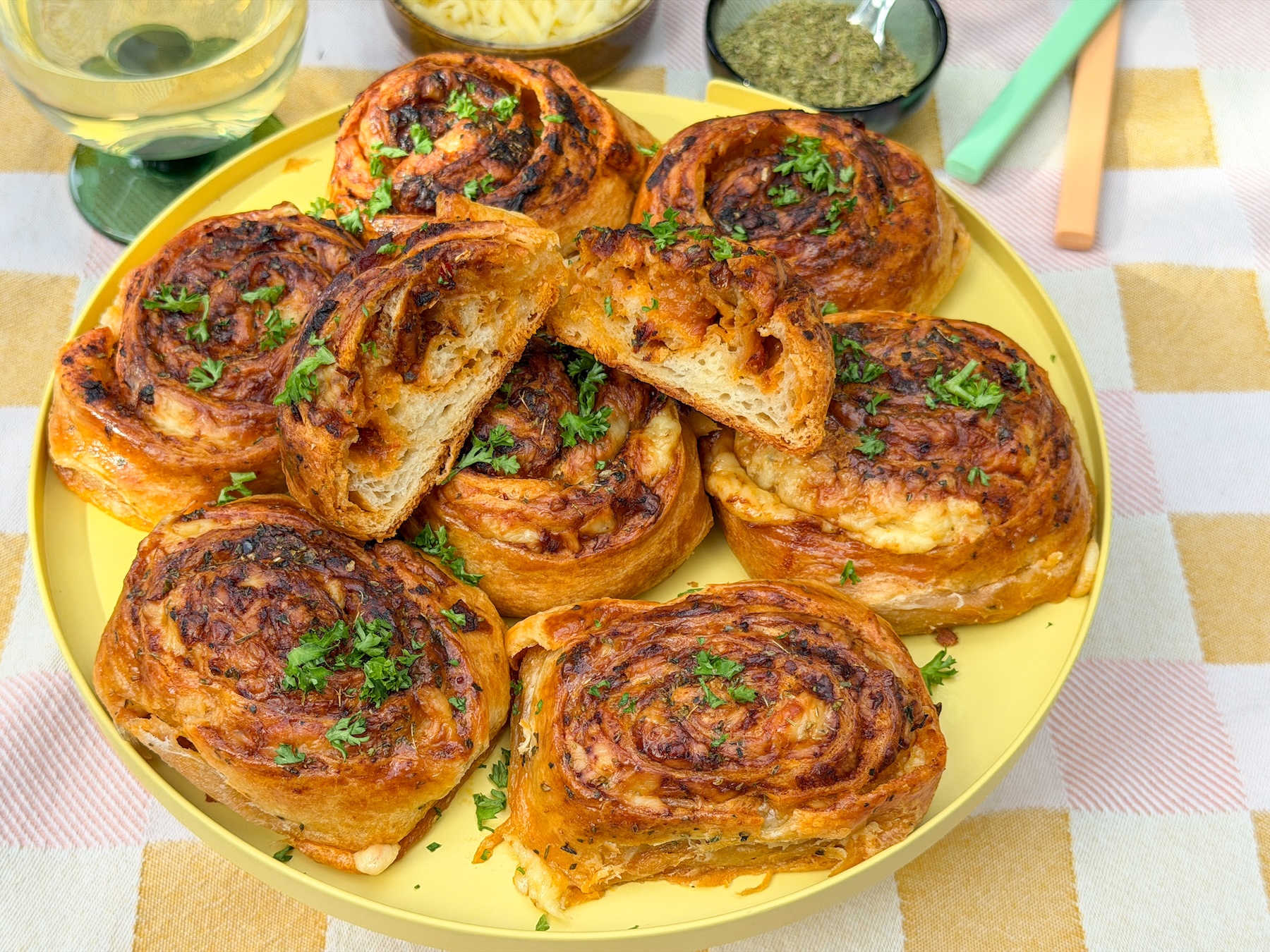 Croissant rolletjes met pesto en kaas open gesneden op schaal