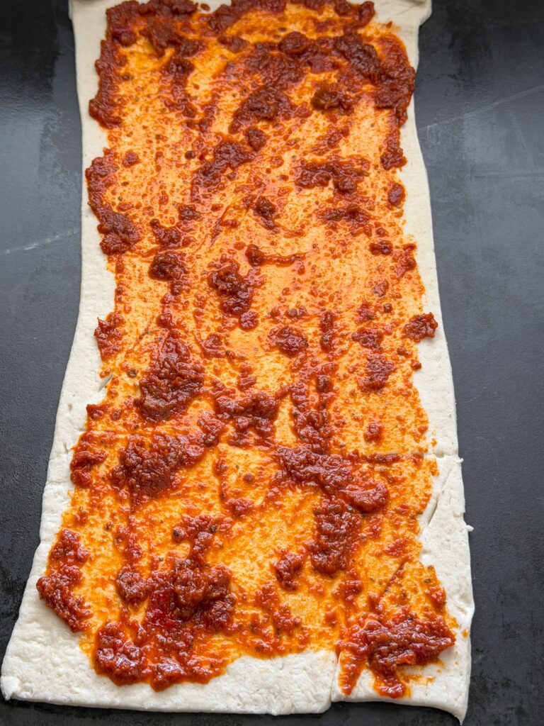 Croissantdeeg insmeren met pesto